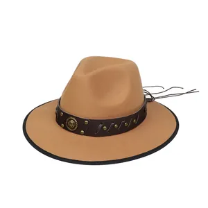 Dettaglio di cappello in feltro kaki con cinturino in pelle marrone e stemma a ferro di cavallo