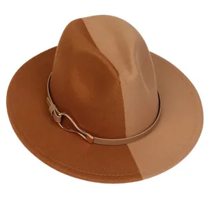 Détail d'un chapeau en laine bicolore avec bande en cuir fine et boucle en métal doré