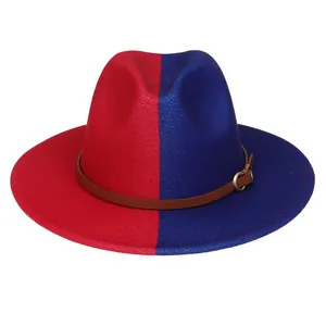 Détail du chapeau Fedora bicolore rouge et bleu avec une ceinture à boucle en similicuir