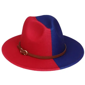 Détail d'un chapeau fedora en feutre bicolore rouge et bleu avec bande en cuir et boucle or