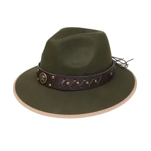 Dettaglio del cappello fedora in feltro verde scuro con fascia in pelle e leone in metallo