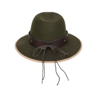 Dettaglio del cappello fedora in lana verde con fascia in pelle marrone e rivetti in ottone