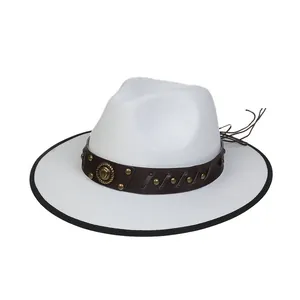 Dettaglio cappello in feltro bianco con fascia in cuoio marrone e borchie in metallo