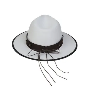 Dettaglio cappello di lana bianco con fascia in pelle borchiata e nappe decorative