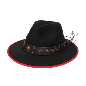 Dettaglio cappello in feltro con bordo rosso, fascia in cuoio e leone dorato in rilievo