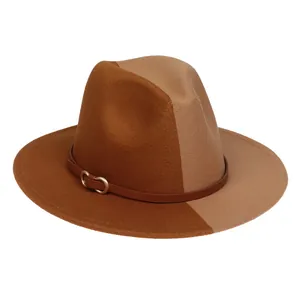 Détail du chapeau en laine bicolore avec bande en cuir marron et boucle dorée