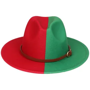 Détail d'un chapeau fedora bicolore rouge et vert avec bande en cuir marron et boucle