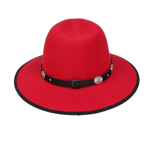 Dettaglio cappello di lana rossa con fascia in pelle nera e fibbie in argento vintage