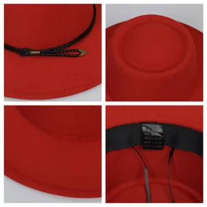 Dettaglio del cappello fedora rosso con nastro nero e etichetta interna del materiale
