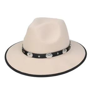 Dettaglio cappello fedora beige con bordo nero e fascia decorativa in argento