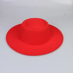 Dettaglio del cappello in feltro rosso con corona incassata e tesa larga piatta