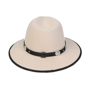 Dettaglio cappello beige con fascia in pelle nera e fibbie in metallo argentato