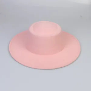 Vista dall'alto di un cappello in feltro rosa con tesa larga e cuciture rifinite