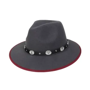 Dettaglio cappello fedora in lana grigia con bordo rosso e fascia in pelle borchiata