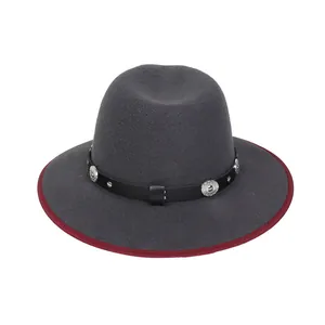 Dettaglio cappello jazz grigio in lana con fascia in pelle, borchie argento e bordo rosso