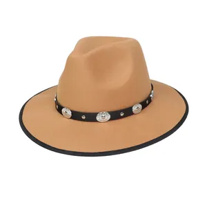 Dettaglio cappello in feltro cammello con fascia in pelle nera e borchie in metallo argento