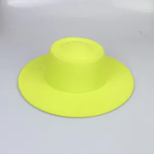 Dettaglio del cappello in feltro di lana giallo fluorescente con tesa larga e piatta