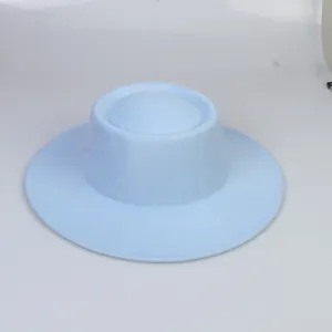 Dettaglio della trama di un cappello di lana azzurro a tesa larga e corona piatta