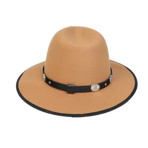 Dettaglio cappello in feltro di lana cammello con fascia in pelle e borchie d'argento