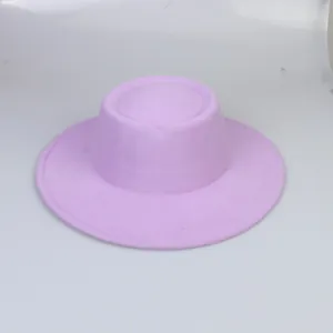 Dettaglio del cappello in lana lavanda con corona piatta e tesa larga con cuciture