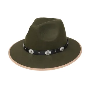 Dettaglio cappello in lana verde scuro con fascia nera e decorazioni in metallo argento