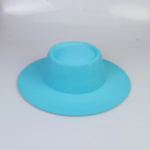 Dettaglio di un cappello di lana blu brillante a tesa larga con corona piatta e cuciture