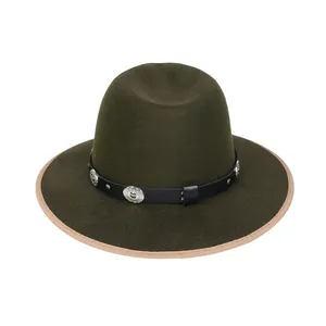 Dettaglio del cappello fedora verde oliva con cinturino in pelle e fibbia d'argento
