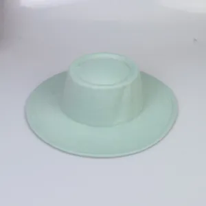 Dettaglio cappello di lana verde menta con tesa larga e corona scanalata