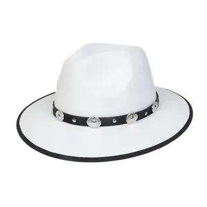 Dettaglio cappello fedora in lana bianca con fascia in pelle nera e fibbia a testa di toro