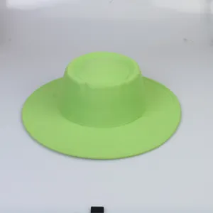 Vista macro dettagliata della trama del cappello boater in feltro di lana verde neon