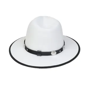 Dettaglio di cappello fedora bianco con fascia nera decorata con borchie argentate e dischi in metallo