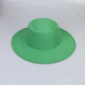 Dettaglio del cappello in feltro di lana verde con corona piatta e tesa larga