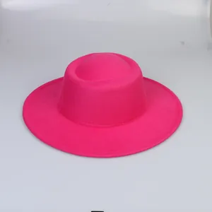 Dettaglio del cappello fedora in feltro di lana magenta con tesa larga e minimalista