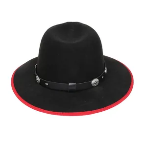 Dettaglio cappello in feltro nero con bordo rosso e fascia in pelle con borchie argento