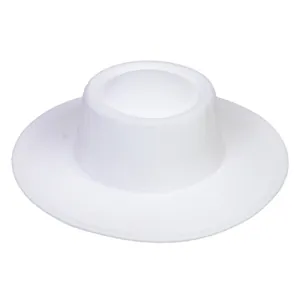 Dettaglio di elegante cappello bianco in feltro di lana a tesa larga e corona piatta