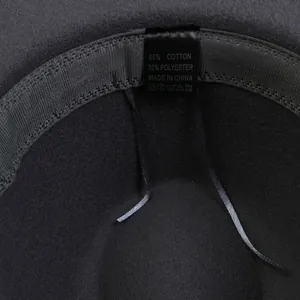 Dettaglio interno del cappello fedora con etichetta in cotone e fascia regolabile