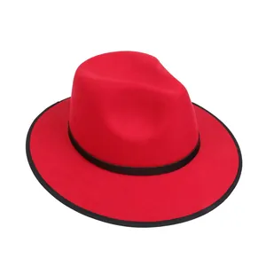 Dettaglio cappello fedora in lana rossa con fascia nera e bordo rifinito a mano