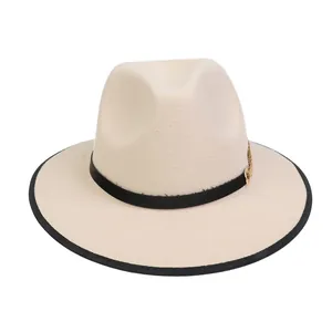 Dettaglio cappello fedora in lana bianco sporco con nastro nero e decoro d'oro