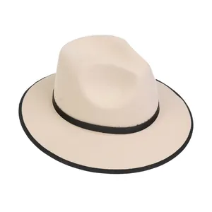 Dettaglio del cappello in lana crema con cinturino in pelle nera e bordo rifinito