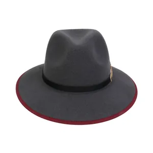 Dettaglio cappello fedora grigio in lana con nastro nero ed emblema dorato laterale