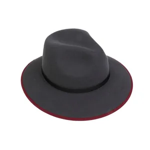 Dettaglio del cappello fedora bicolore grigio e bordeaux con fascia nera e feltro
