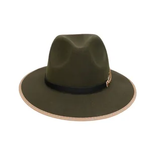 Dettaglio cappello fedora verde scuro con ornamento dorato e bordo a contrasto rifinito