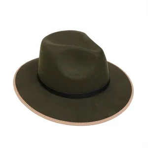 Dettaglio di cappello fedora in lana verde scuro con nastro nero e bordo beige rifinito