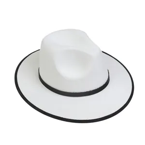 Dettaglio cappello in lana bianco con fascia decorativa nera e finitura del bordo