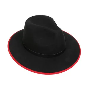 Dettaglio cappello fedora in lana nera con bordo rosso e fascia coordinata