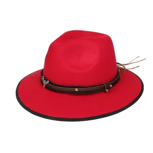 Dettaglio cappello fedora rosso con teschio di toro western e fascia in pelle intrecciata