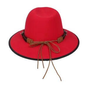 Dettaglio cappello in lana rossa con fascia in pelle marrone e fibbia a toro argento