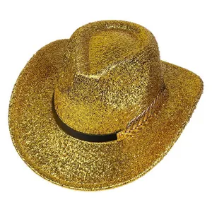 Vue détaillée des paillettes dorées et de l'accessoire feuille sur un chapeau de cowboy