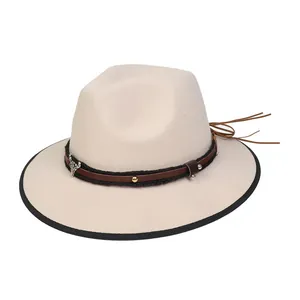 Dettaglio cappello in feltro con ciondolo testa di toro argento e frange in pelle