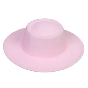 Dettaglio del cappello in feltro di lana rosa con tesa larga e trama morbida